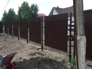 Забор из профлиста на винтовых сваях 1,8 м